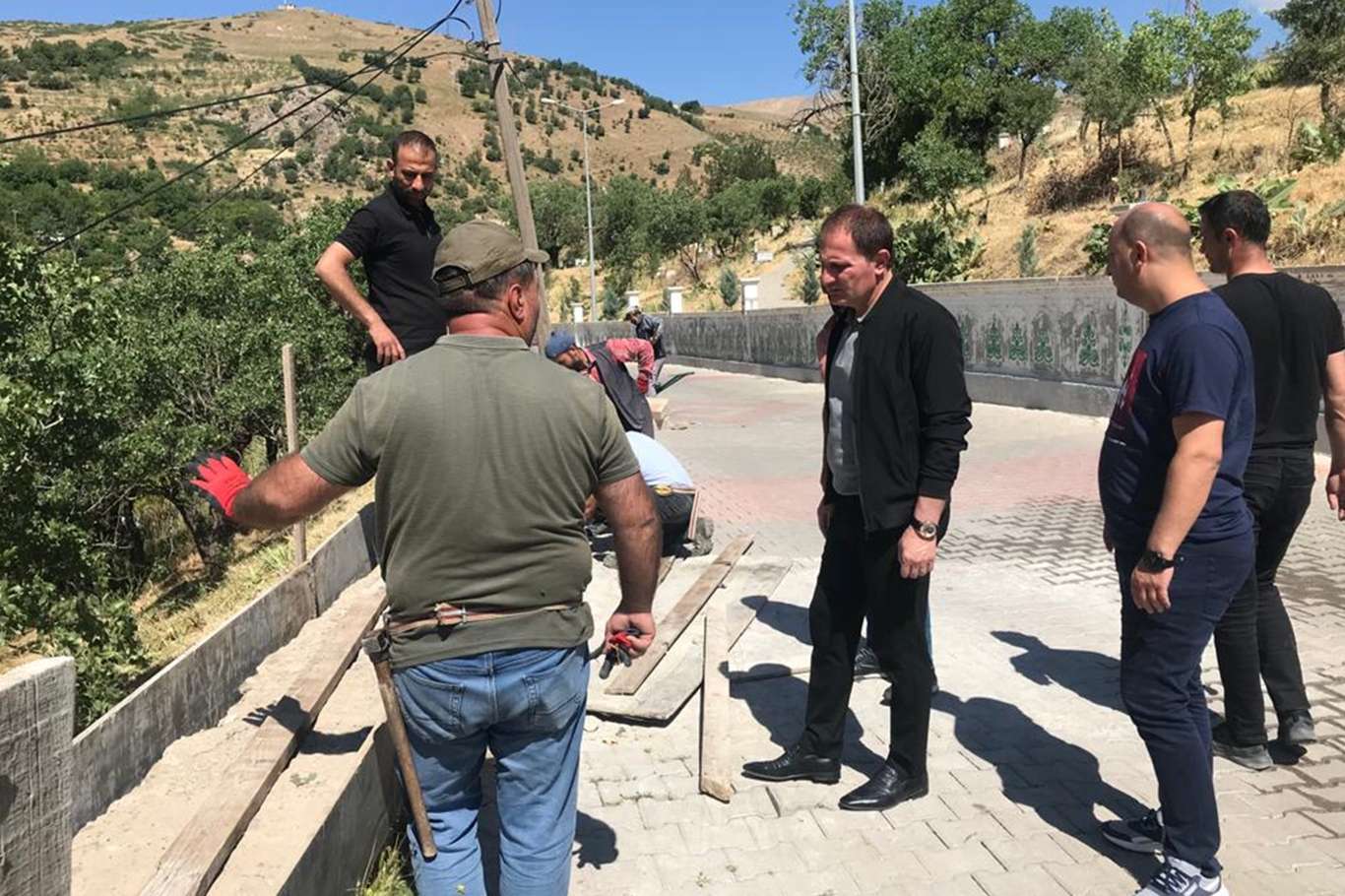 Pervari Belediye Başkanı Özcan, ilçedeki yenileme çalışmalarını yerinde inceledi Pervari Belediye Başkanı Özcan, ilçedeki yenileme çalışmalarını yerinde inceledi